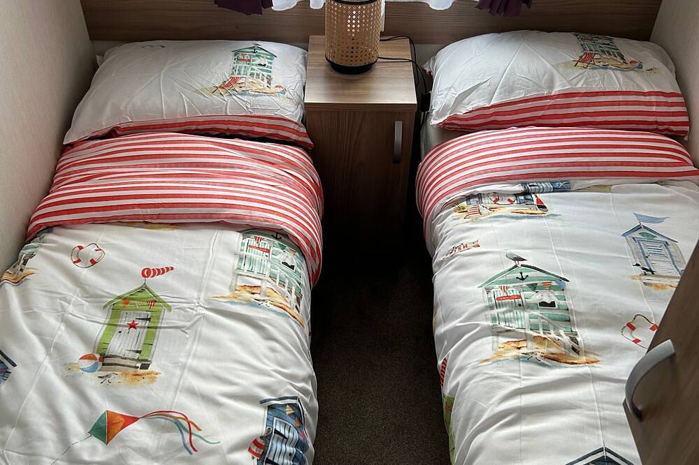 3 Bed Caravan - Sleeps 8 - Pets - Parking in Ingoldmells, Lincolnshire