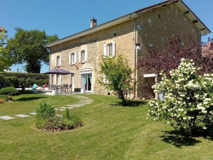 Location de vacances pour 4 personnes, avec terrasse ainsi que vue et jardin dans Torchefelon