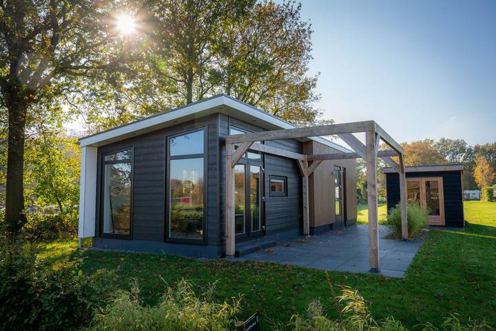 Chalet voor 4 personen, met terras en tuin in Friesland