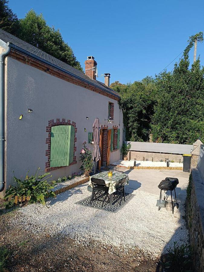 Gîte pour 4 personnes, avec vue et terrasse à Aigurande