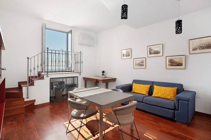 Entire apartment, Apartment 'Sempresole Al Duomo' with Sea View, Wi-Fi and Air Conditioning in Salerno, Tyrrhenian Coast Campania