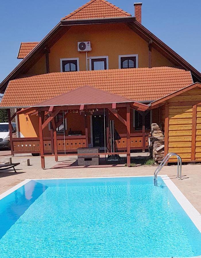 Ferienhaus für 14 Personen, mit Balkon und Terrasse sowie Garten und Pool
