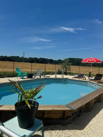 Gîte pour 4 personnes, avec piscine et jardin, adapté aux familles à Archingeay