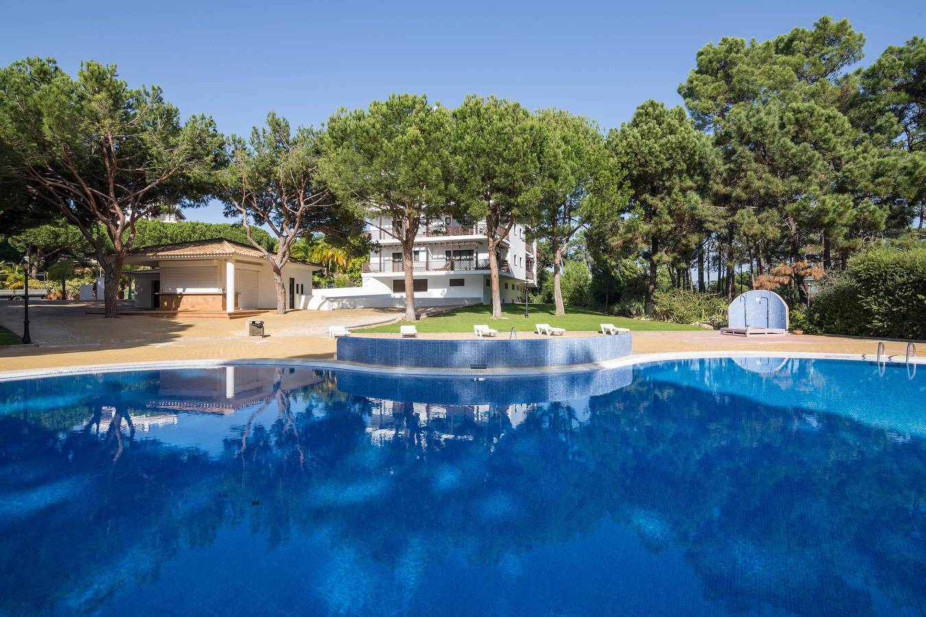 Apartamento inteiro, Apartamento de férias 'Falésia Pine Spot' com Wi-Fi, varanda e piscina partilhada in Praia da Falésia, Albufeira