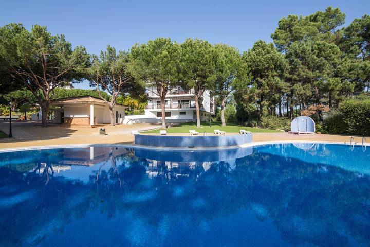 Apartamento inteiro, Apartamento de férias 'Falésia Pine Spot' com Wi-Fi, varanda e piscina partilhada in Praia da Falésia, Albufeira e Olhos de Água