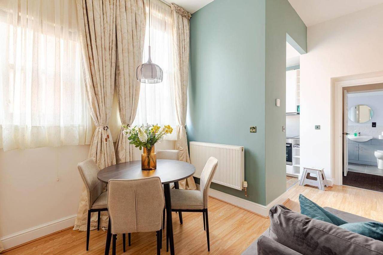 Entire apartment, Stylish flat in central location with free parking in Swindon, North Wessex Downs