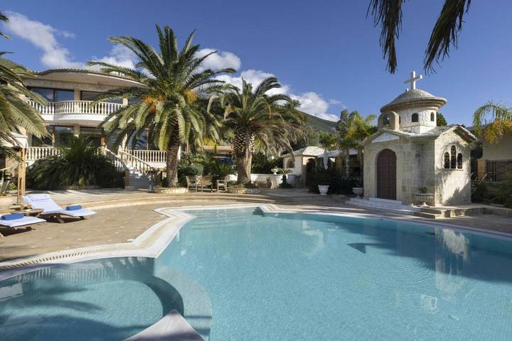 Villa pour 19 personnes, avec Balcon et Terrasse ainsi que Piscine et Sauna