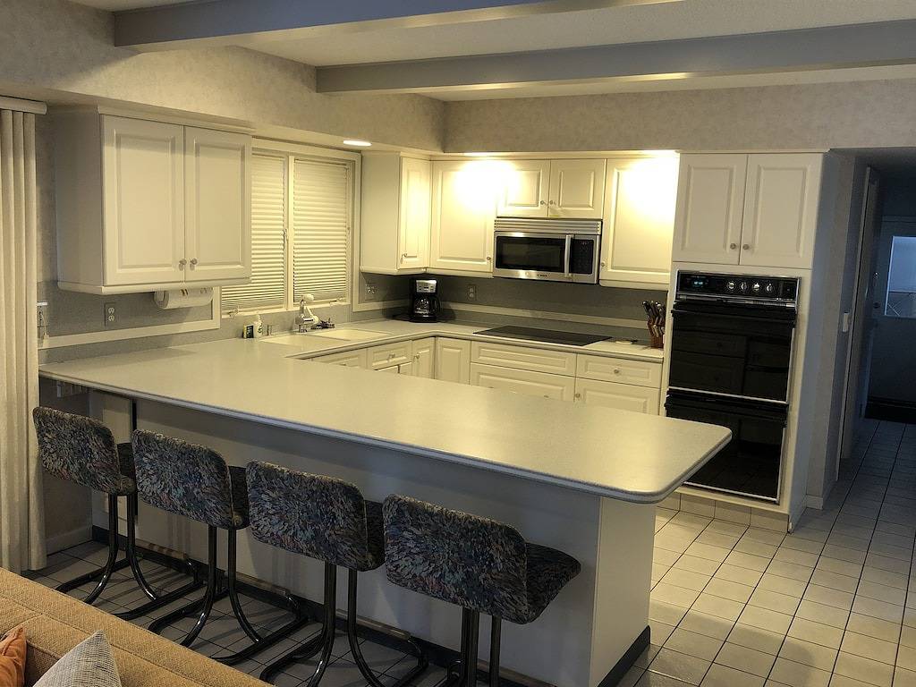 Ein bewaldetes Creekside-Haus in Macatawa macht es einfach, sich zu entspannen und einen Urlaub zu genießen! in Macatawa, Allegan County