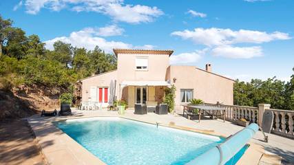 Location de vacances pour 4 personnes, avec piscine ainsi que jardin et terrasse à Vidauban