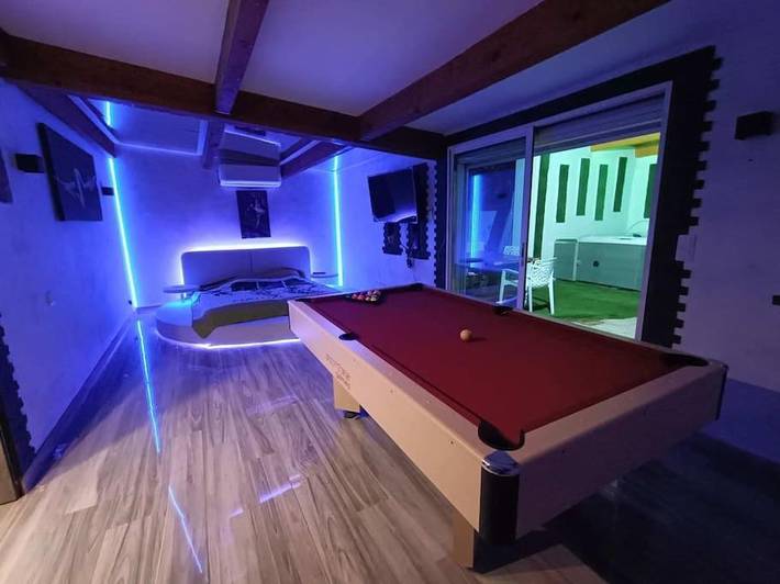 Gîte pour 2 personnes, avec piscine et jacuzzi à Espondeilhan