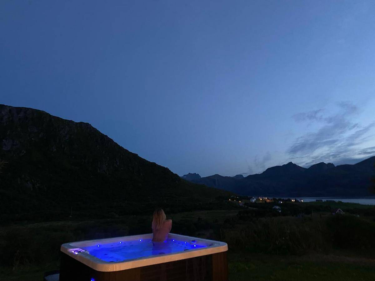 Villa med jacuzzi og nydelig utsikt in Vestvågøy 