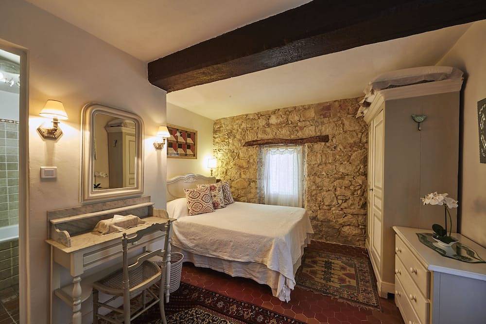 Stunning, stone-built, recently renovated Bastide with private pool. in Roquefort-les-Pins, Cannes region