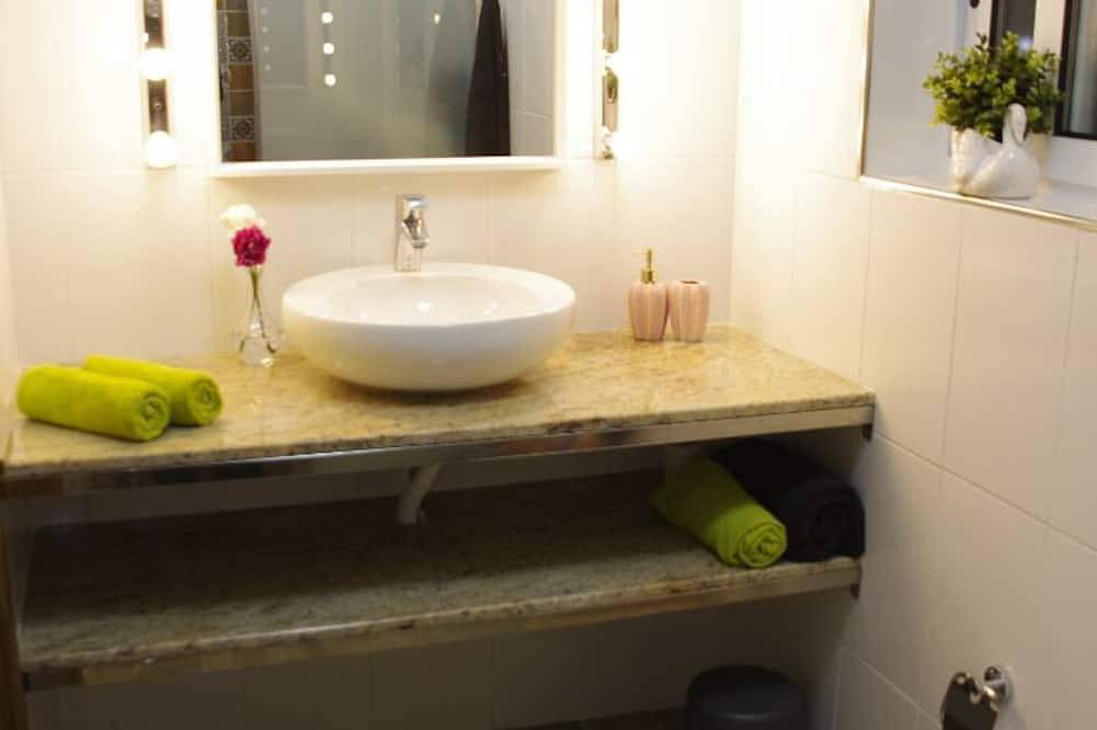 Exquisite new - Air conditioned and seafront in Marsalforn, Zebbug