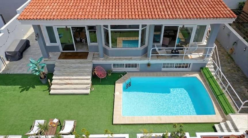 Location de vacances pour 12 personnes, avec Balcon et Terrasse ainsi que Jardin et Piscine dans Santa Margarita
