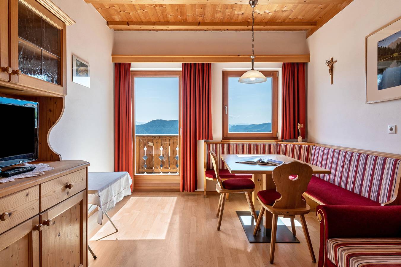 Ganze Wohnung, Ferienwohnung 'Haus Alpenblick Apt Edelweiß' mit Bergblick, Gemeinschaftsgarten und Wlan in Lajen, Dolomiti Superski
