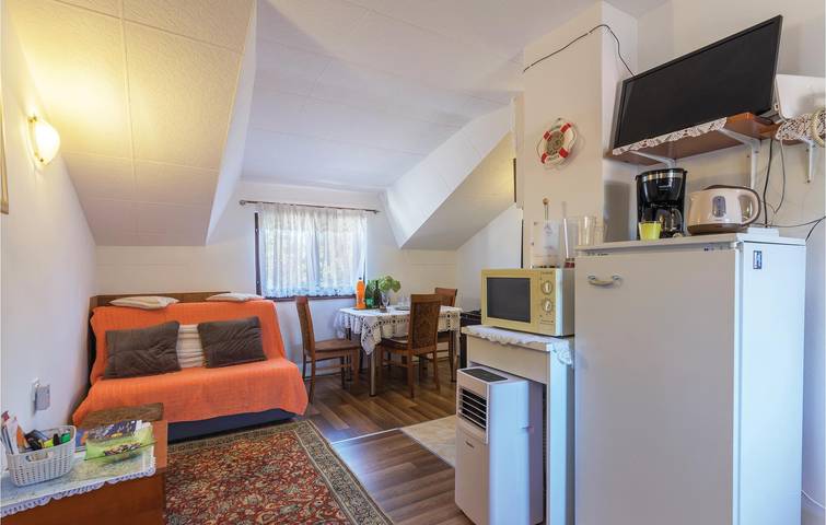 Ganze Ferienwohnung, Gemütliche Ferienwohnung mit Terrasse, WLAN und Parkplatz in der Nähe der Küste und des Stadtzentrums in Marčana, Südküste Istrien