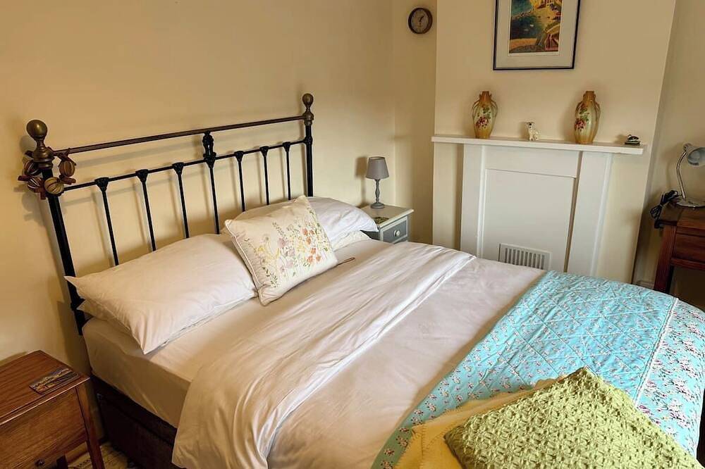 Charming Cottage Retreat with Garden in Historic Old Town, Eastbourne in Eastbourne, East Sussex