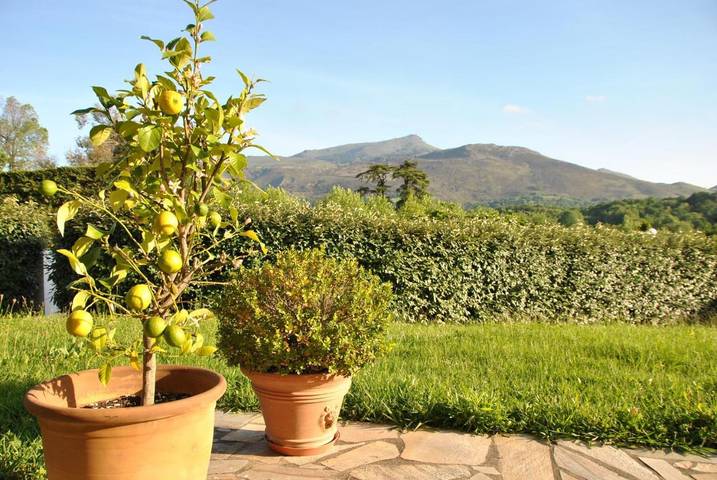 Location de vacances pour 2 personnes, avec terrasse ainsi que jardin et vue à Ascain - 4