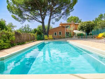 Gîte pour 8 personnes, avec terrasse et jardin à Carcès