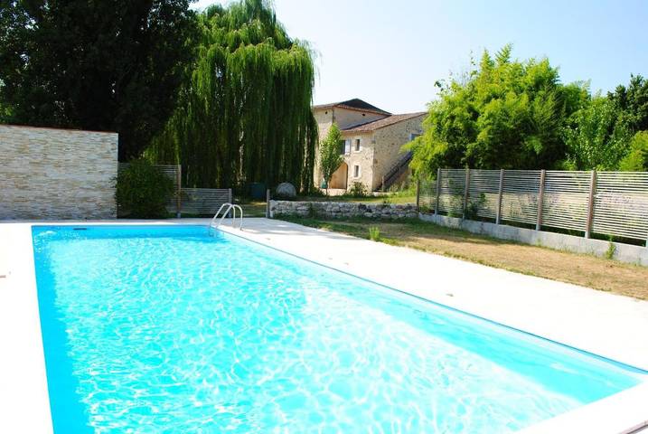 Gîte pour 2 personnes, avec piscine ainsi que jardin et vue, animaux acceptés à Saint-Quentin-de-Caplong