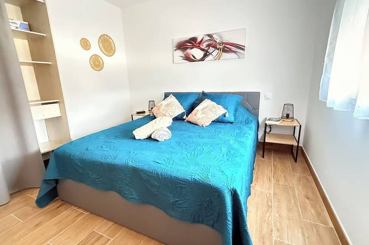 Location de vacances pour 2 personnes, avec jardin ainsi que piscine et terrasse à Pouzolles - 4