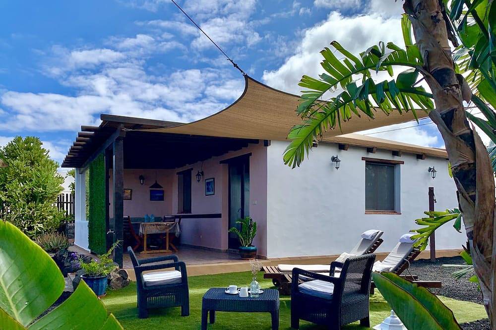 Spacious and independent villa with private garden in Lajares. in Lajares, La Oliva