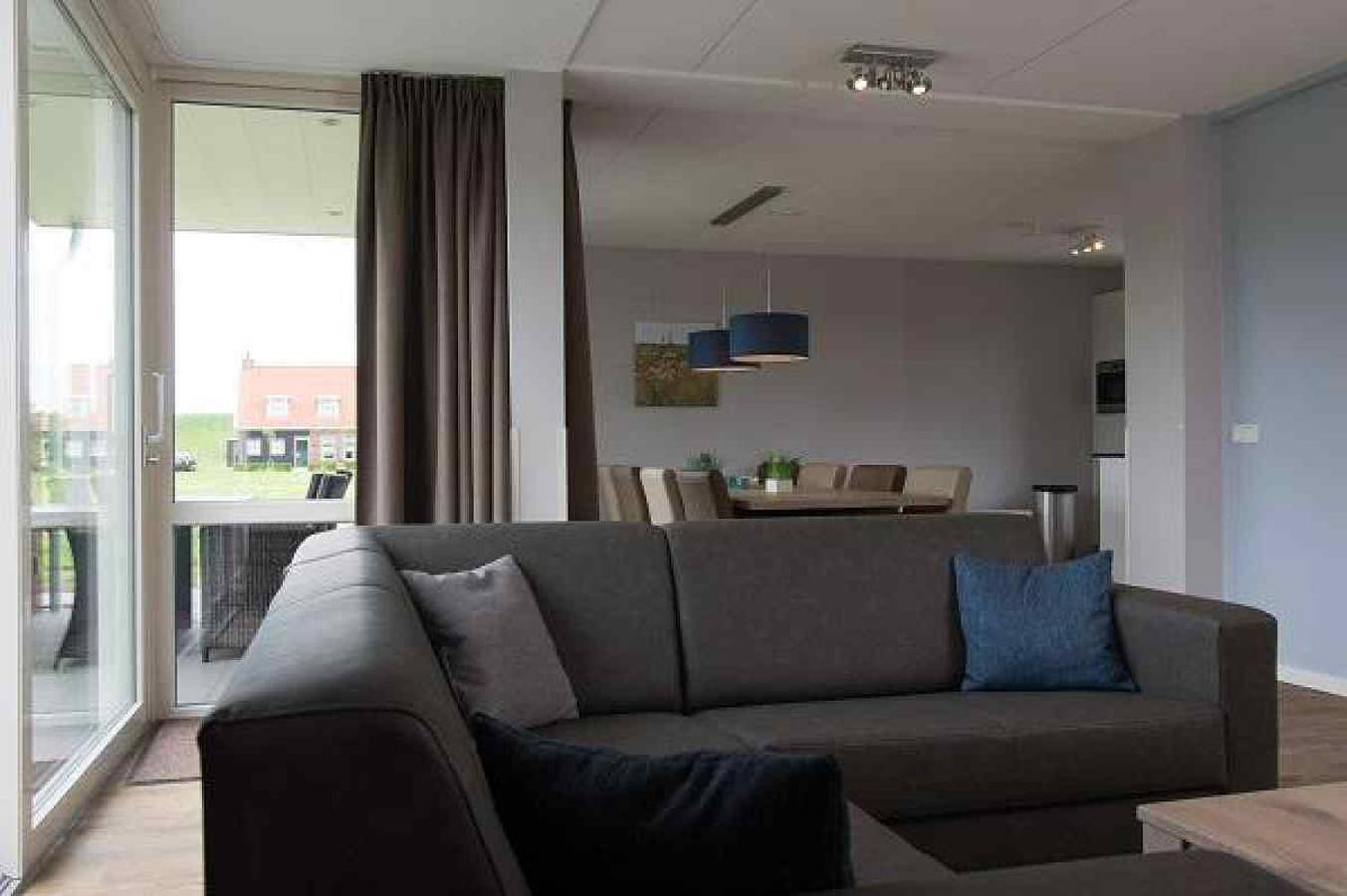 Luxury 6-person holiday home with veranda, whirlpool, free internet in Colijnsplaat in Colijnsplaat, Côte de Zeeland