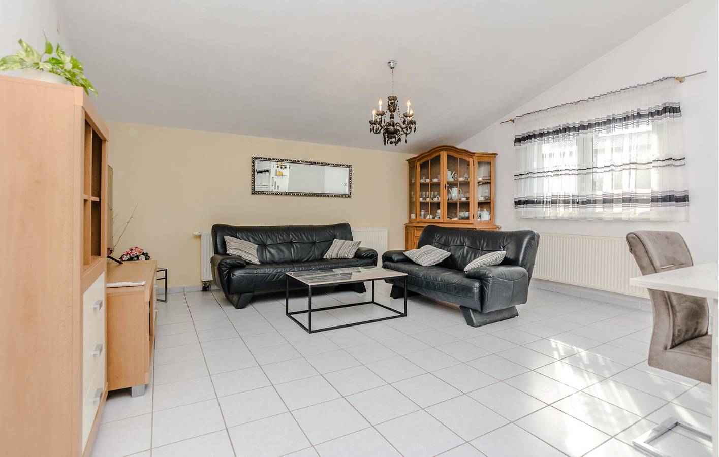 Ganze Ferienwohnung, Schickes 120 m² großes Apartment mit Terrasse, Küche und nur 900 m vom Strand entfernt in Vir