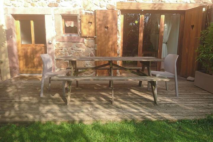 Gîte pour 6 personnes, avec terrasse ainsi que jardin et piscine, animaux acceptés