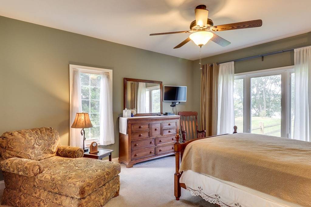 Neue Auflistung! Seeufer & hundefreundliches Zuhause mit Dock, Feuerstelle, Wasserspielzeug in Lake Anna