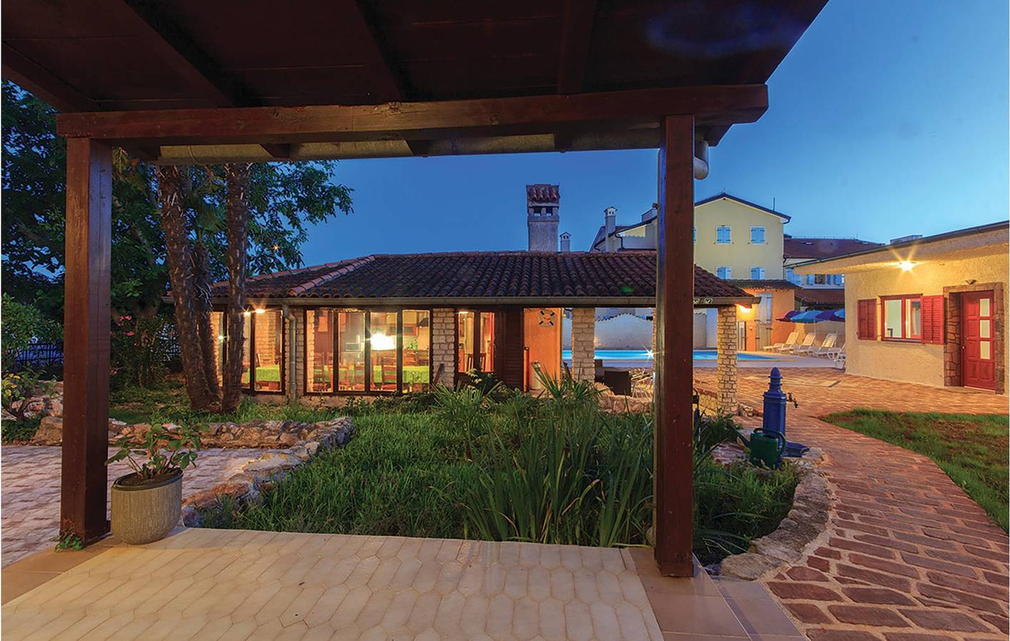 Casa de vacaciones para 16 personas con terraza in Sisan, Costa sur de Istria