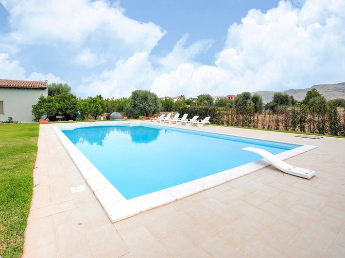 Casa Vacanze 'Villa Germano con Piscina', Vista Montagna, Wi-Fi e Aria Condizionata in Solarino, Siracusa e dintorni