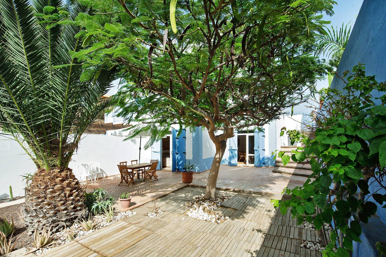 Vacation Home "Villa Lucila" with Sea View, Garden & Wi-Fi in Corralejo, La Oliva