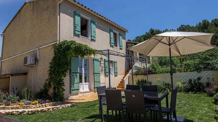 Location de vacances pour 10 personnes, avec piscine et jardin à Gargas