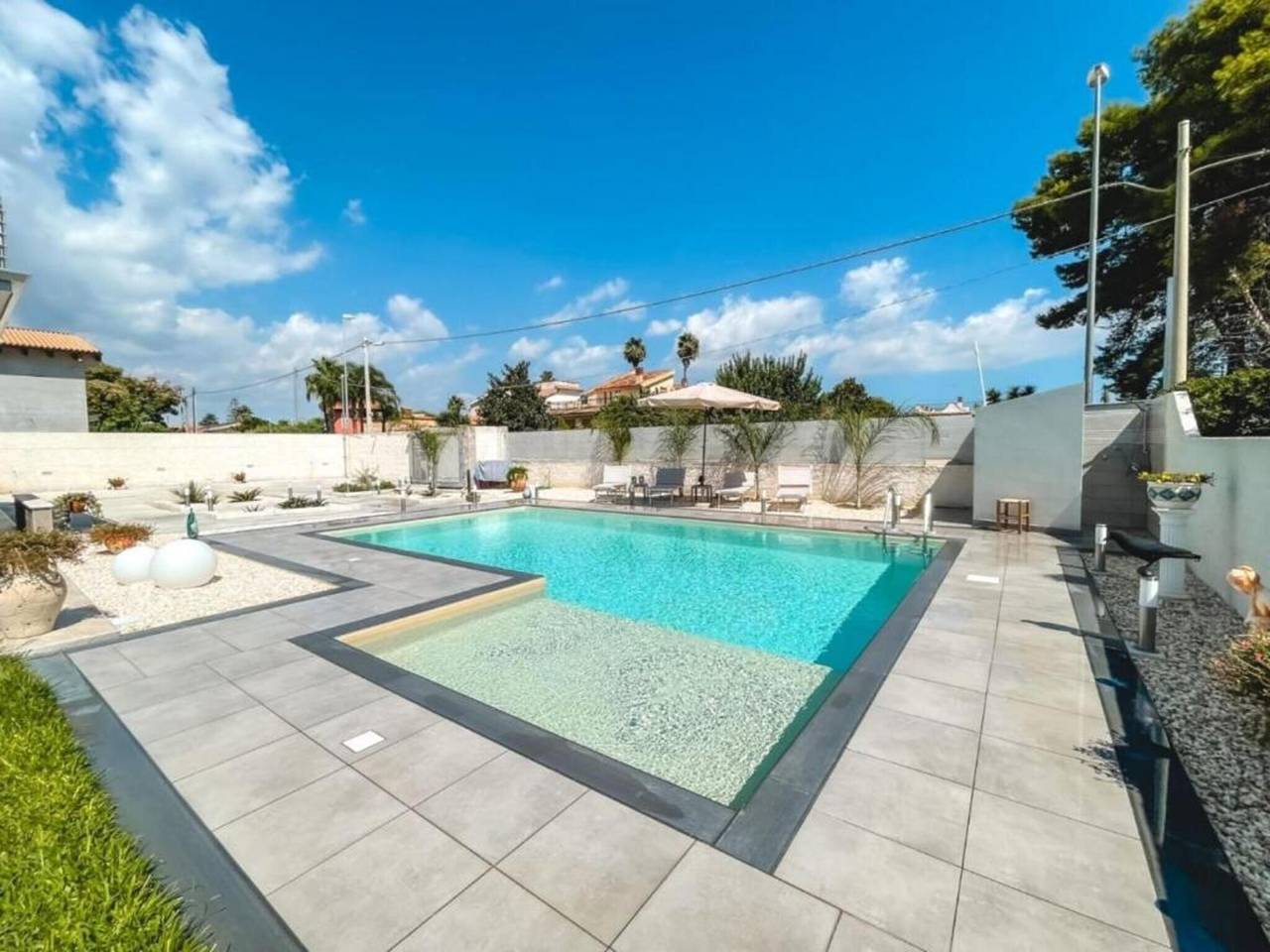Appartement entier, Appartement 'In Villa Con Piscina' avec vue sur la mer, Wi-Fi et climatisation. in Fontane Bianche, Cassibile