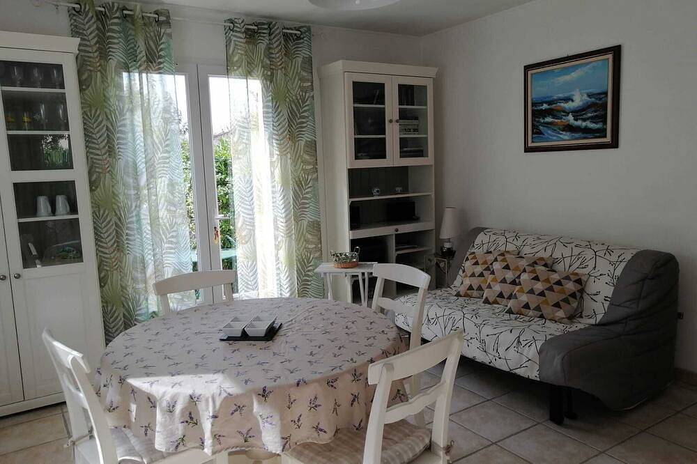 Villa meublée de Tourisme *** for 2 pers. Quiet area with trees, Swimming pool, Pk. in Graveson, Arles region