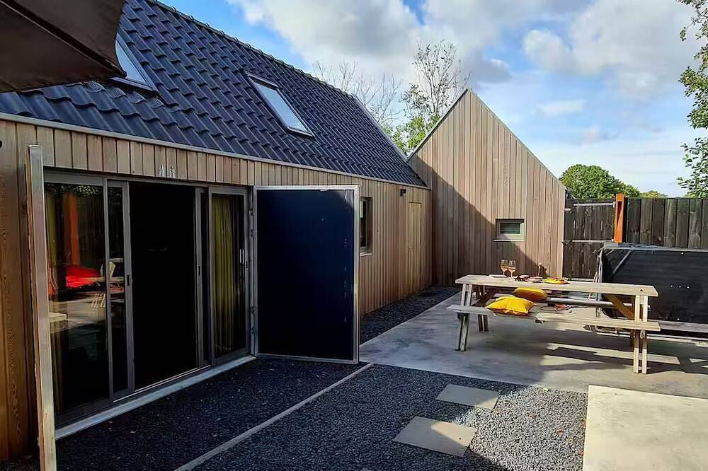 Charming 3 bedroom house with fireplace, jacuzzi and sauna \"Wellness op'e Klaai\" in Dongeradeel, Mer du Nord Pays-Bas