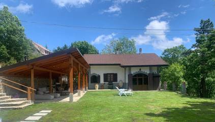 Gîte pour 8 personnes, avec jardin ainsi que vue et piscine à Ponzone