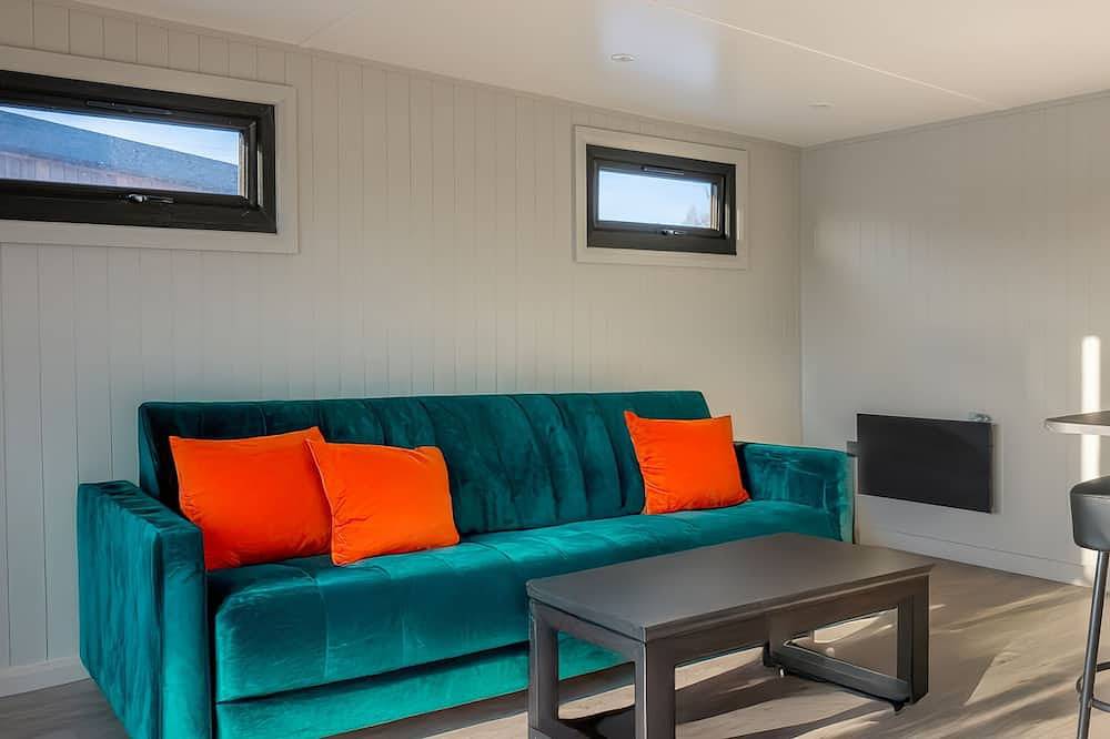 Dove Lodge, pet friendly, with hot tub in Yarm in Yarm, Stockton-on-Tees