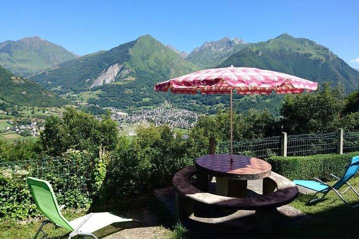 Gîte pour 2 personnes, avec jardin à Grust