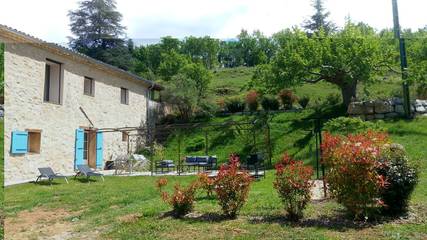 Gîte pour 4 personnes, avec piscine et jardin dans les Alpes-de-Haute-Provence