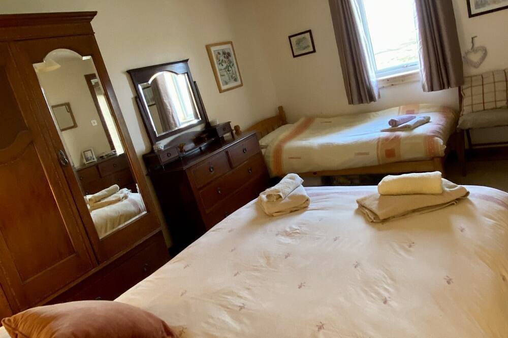 Taigh Ciorstaidh family & pet friendly self-catering Isle of Barra Scotland in Süd Uist, Äußere Hebriden