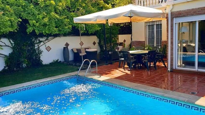 Location de vacances pour 8 personnes, avec vue ainsi que jardin et piscine, animaux acceptés à La Zubia - 4