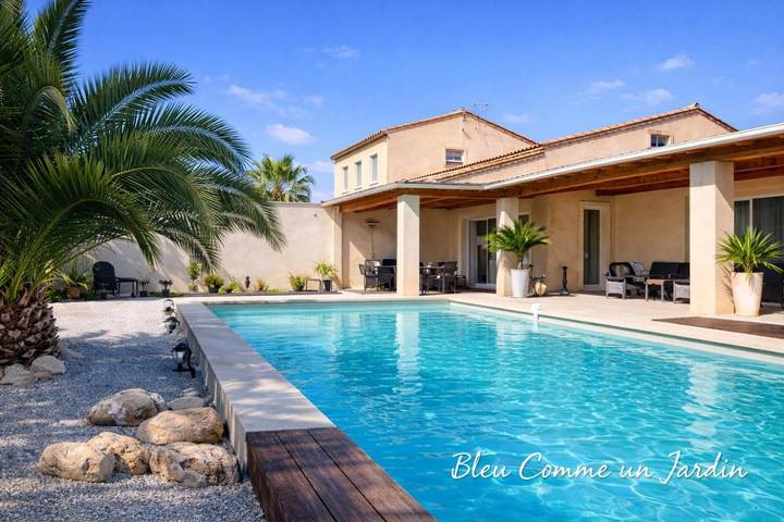 Appartement de vacances pour 3 personnes, avec jacuzzi ainsi que piscine et jardin