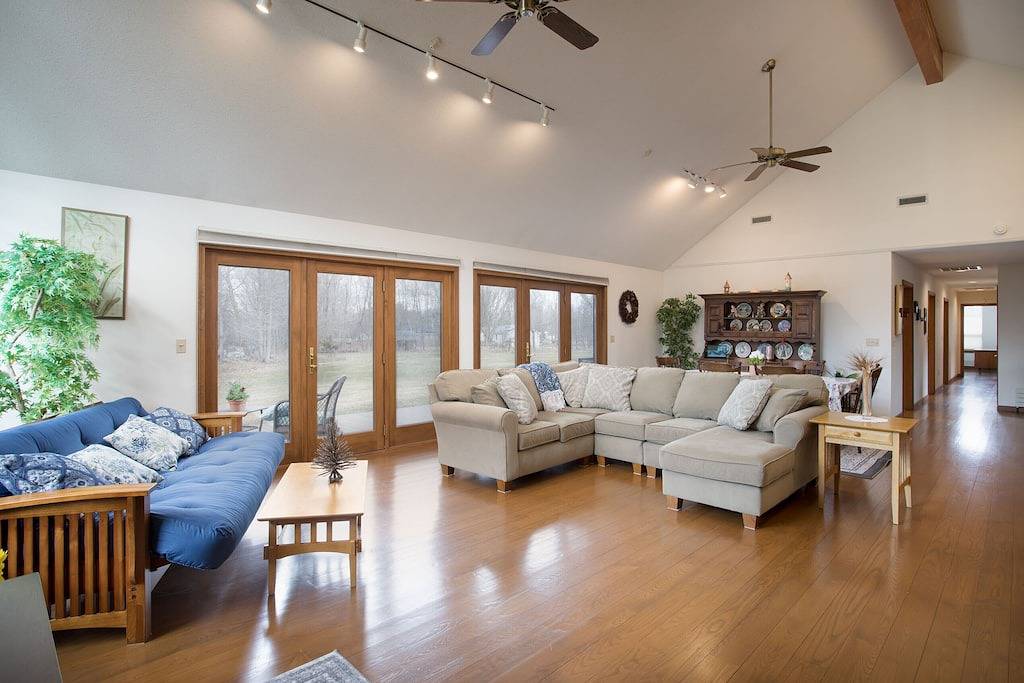 Geräumiges Haus schmiegt sich entlang des Blackberry River in der Northwest Corner of Ct. in Litchfield County