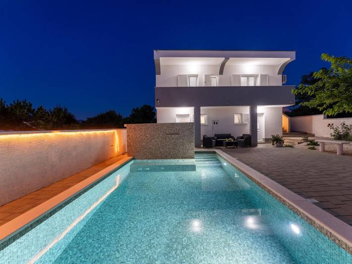 Ferienhaus für 8 Personen, mit Garten und Balkon in Razanac