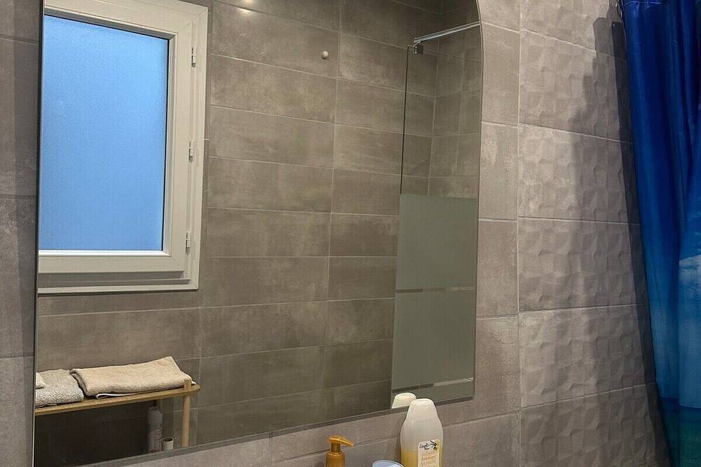 Apartamento entero, Apartamento-Apartamento-Baño con bañera-Vista a la Calle in Auch, Gers