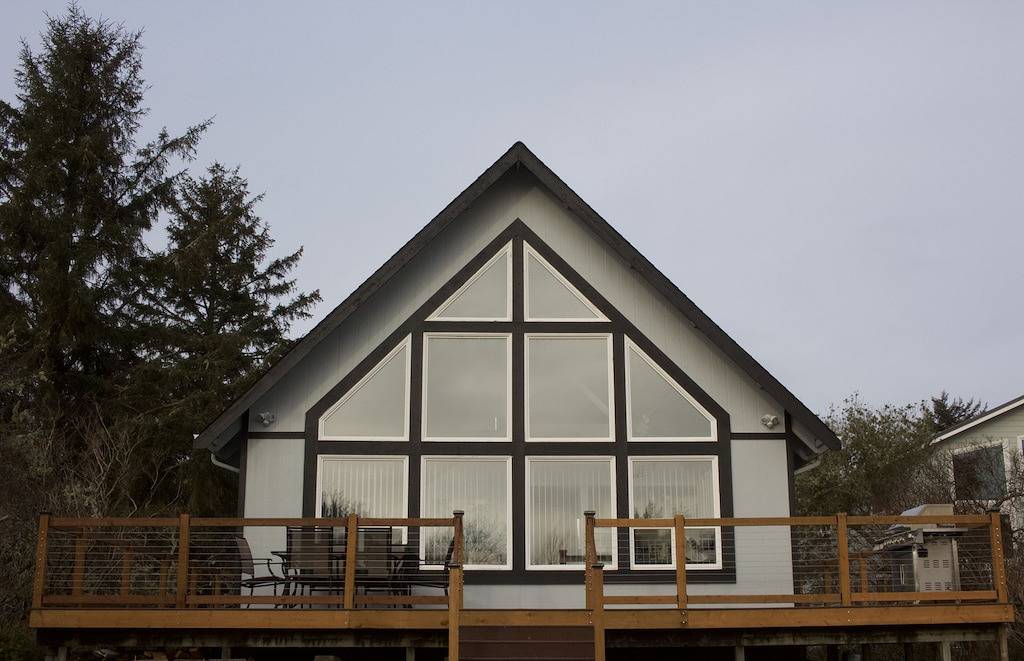 Bright Cheery House w/ outlet for Ev Charge, fire pit, close to beach & trails in Ocean Shores, Grays Harbor County