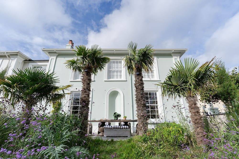 Castle Lodge - a house that sleeps 8 guests in 4 bedrooms in Truro, Cornwall