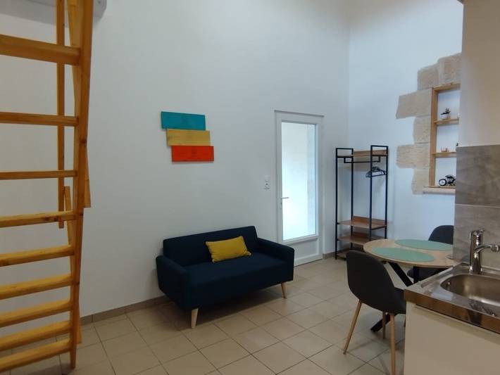 Gîte pour 2 personnes, avec jardin ainsi que terrasse et jacuzzi à Saint-Sernin
